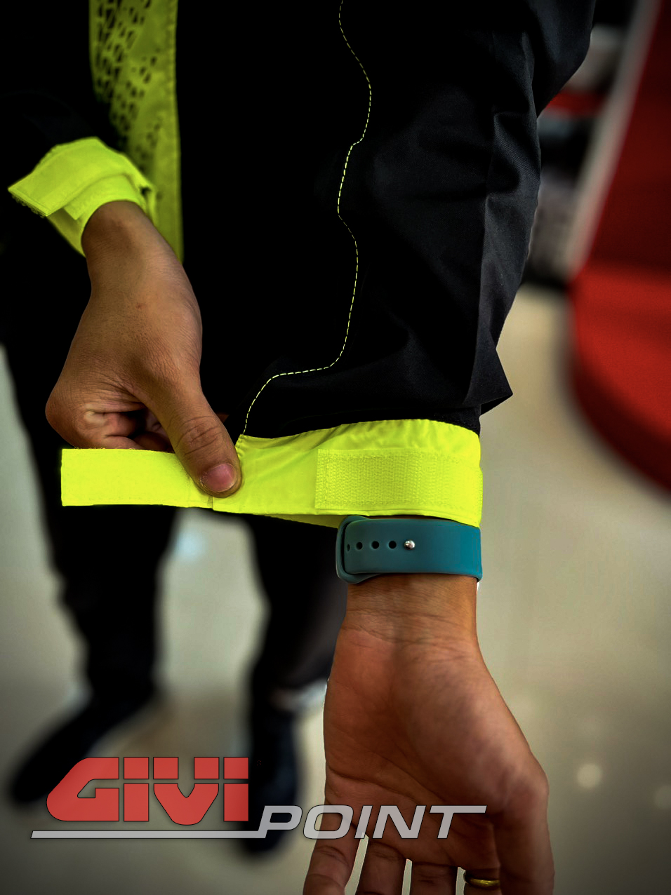 Dây đai cố định ngay phần cổ tay áo